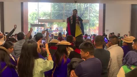 Vicky Dávila denuncia que manifestantes entraron a la fuerza a Semana