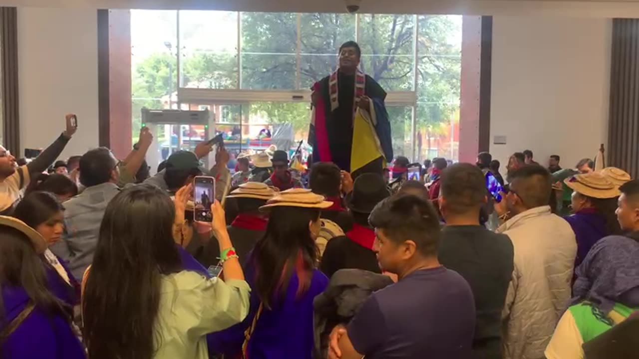 Vicky Dávila denuncia que manifestantes entraron a la fuerza a Semana