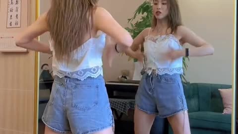 The little sister's dancing is also beautiful