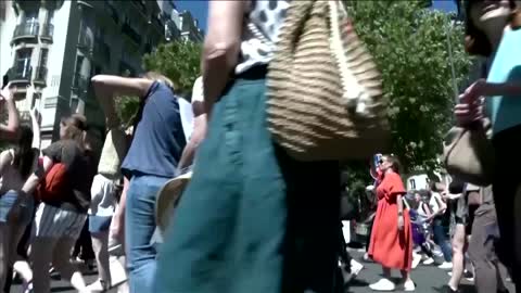 Hundreds rally in Paris against Roe v Wade ruling