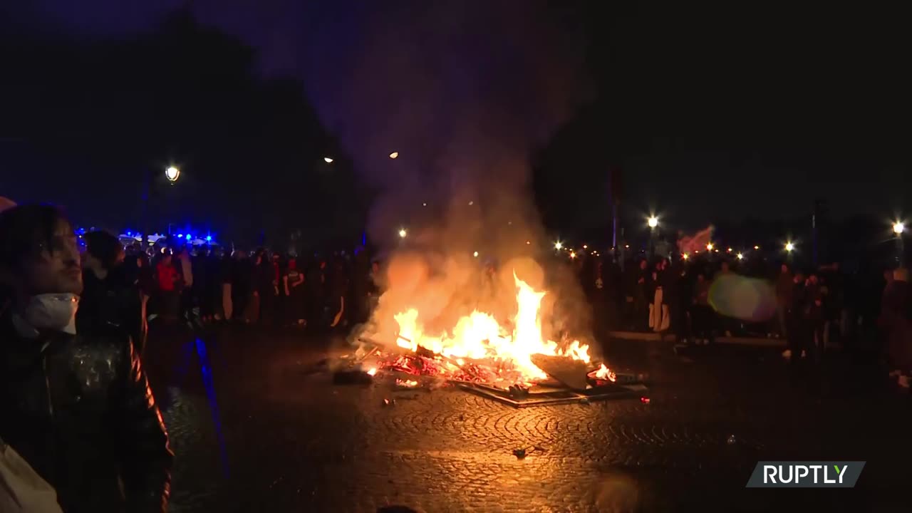 France: Clashes erupt outside National Assembly during protests against pension reform - 17.03.2023