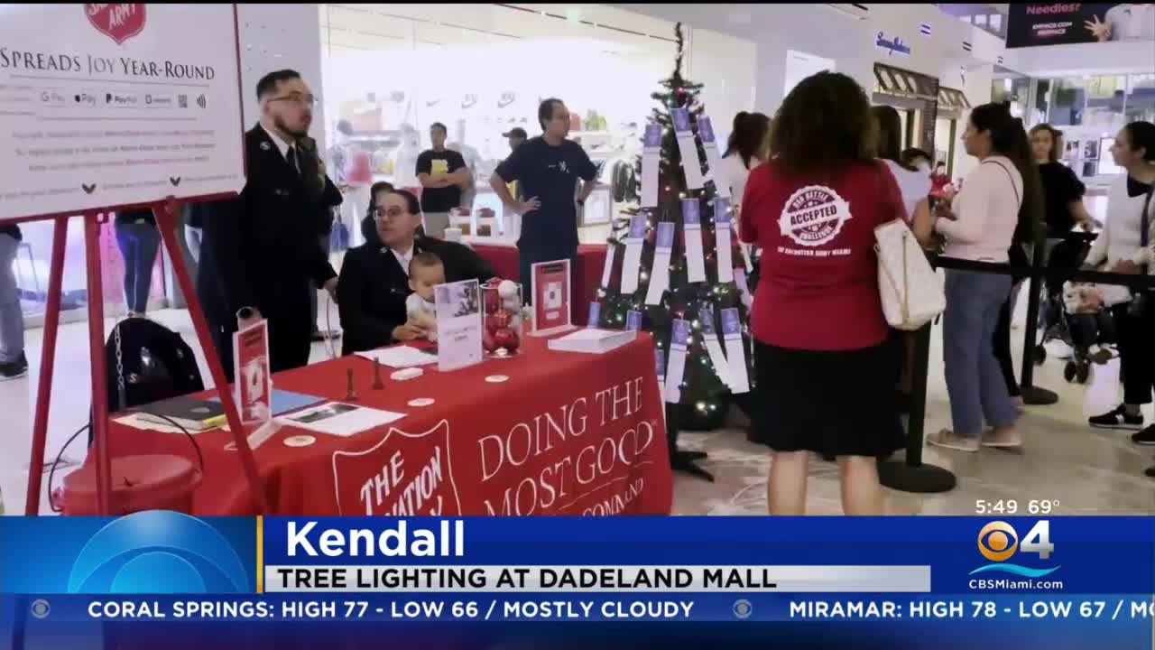 CBS4's Lauren Pastrana rings in holiday season with tree lighting at Dadeland Mall