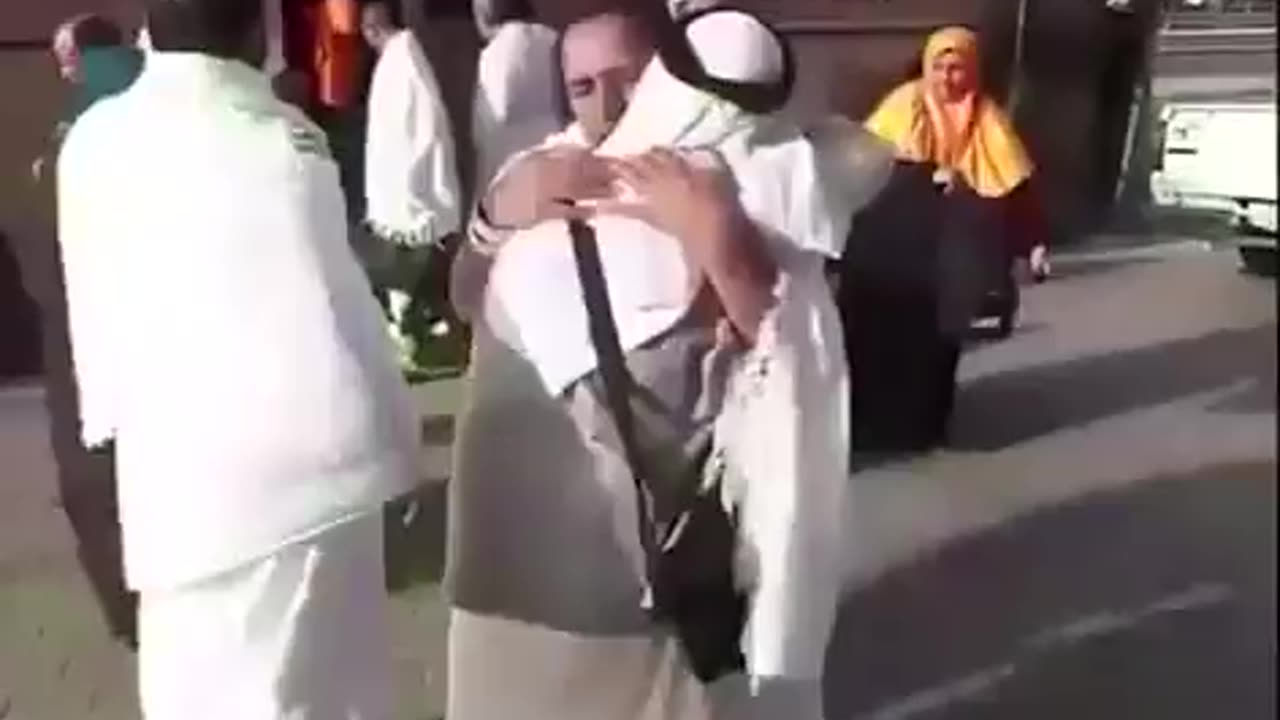 Family separated by war in Syria reunites at Hajj in an emotional moment