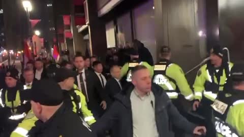 Angry protestors swarm and heckle Justin Trudeau in Ontario