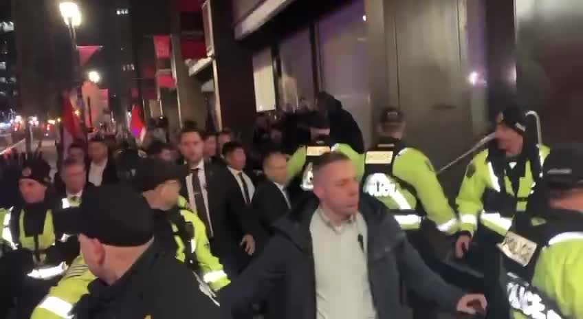 Angry protestors swarm and heckle Justin Trudeau in Ontario