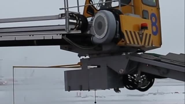 AMAZING AIRPLANE DE-ICING OPERATIONS