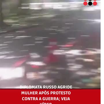 Diplomata russo agride mulher após protesto contra a guerra