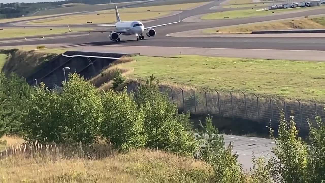 SAS A320Neo taxiing