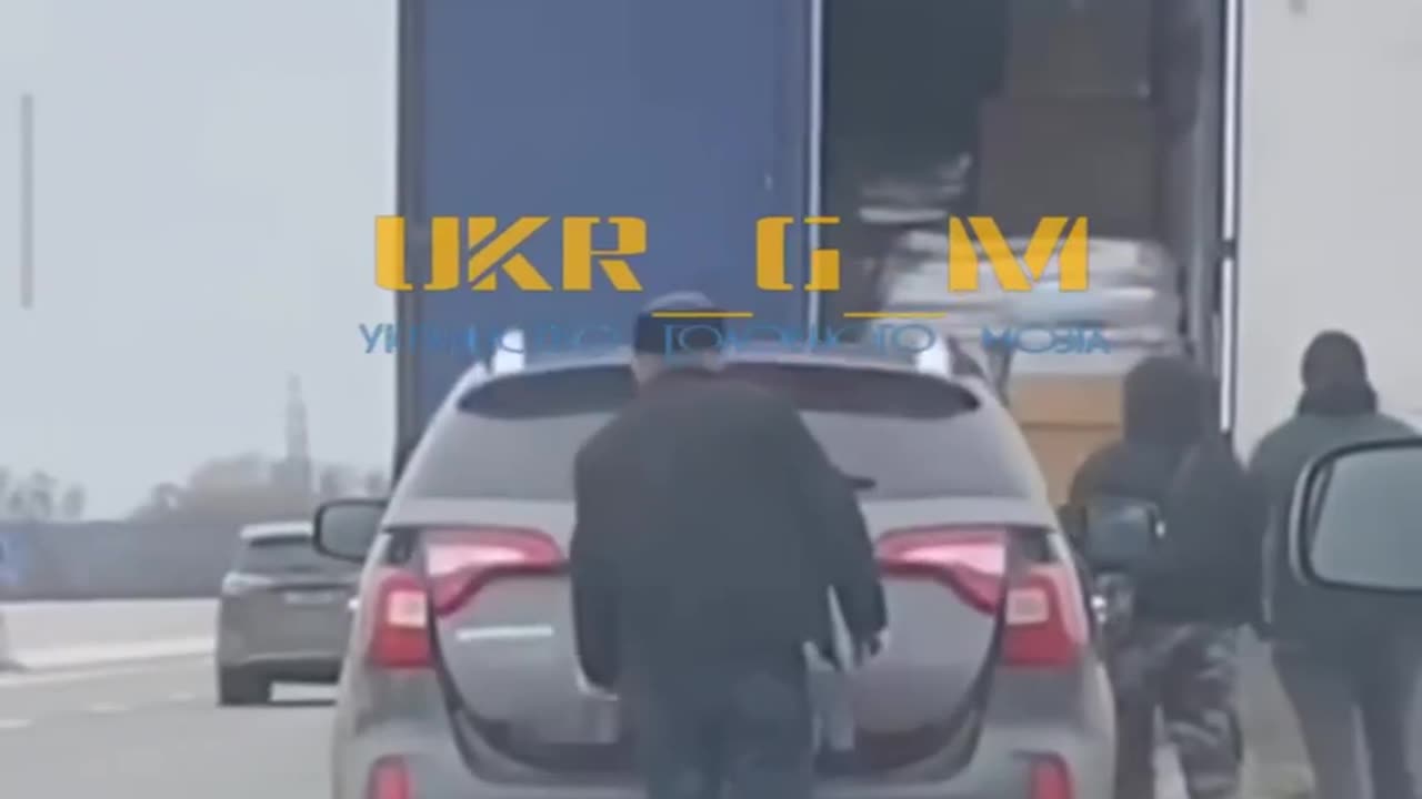 Humanitarian aid in Ukraine is distributed right on the highway to selected cars