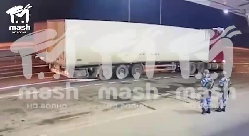 Aufnahmen mit einem Lastwagen, der vermutlich auf der Krimbrücke in die Luft gesprengt wurde