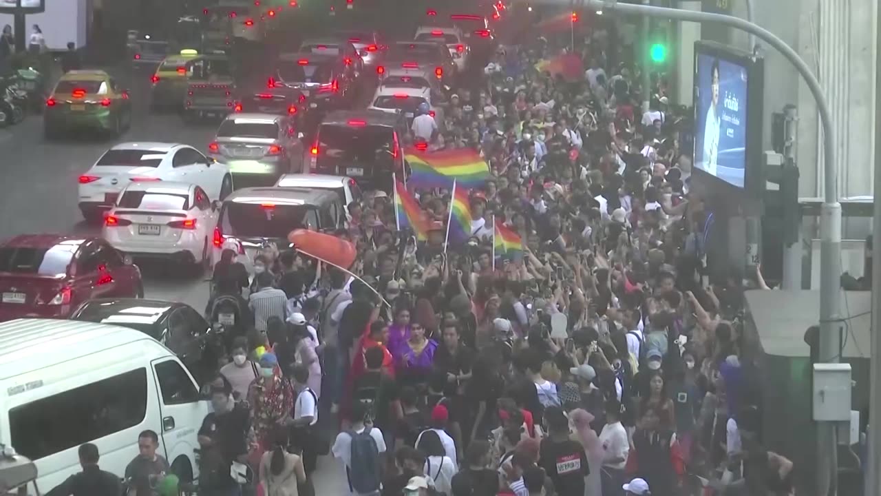 Thai PM frontrunner joins Bangkok Pride parade