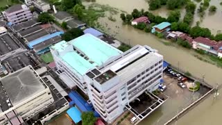 Watch Thai paragliders drop food to flood zones