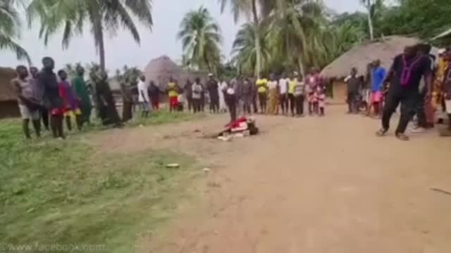 Afrika'da bir köy komple taptıkları putları yakarak toplu halde müslüman oldu Maşallah