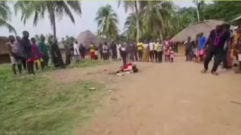 Afrika'da bir köy komple taptıkları putları yakarak toplu halde müslüman oldu Maşallah