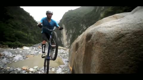 BEAUTI MTB TRIAL: JUMP AND PEOPLE