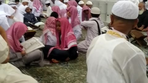 Masjid e Nabwi Madina me chote chote Talib e ilm