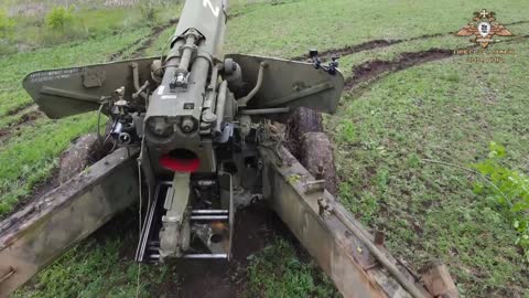 Útok ruského dělostřelectva na Avdějevku zhruba 30 km od Doněcka