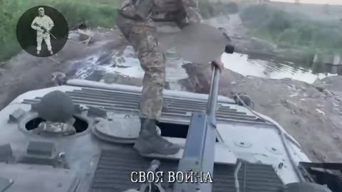 Ruský voják surfuje na BVP