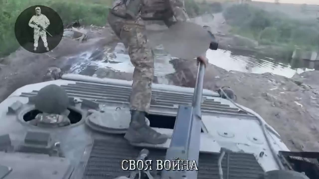 Ruský voják surfuje na BVP