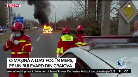 O mașină a luat foc în mers, pe un bulevard din Craiova