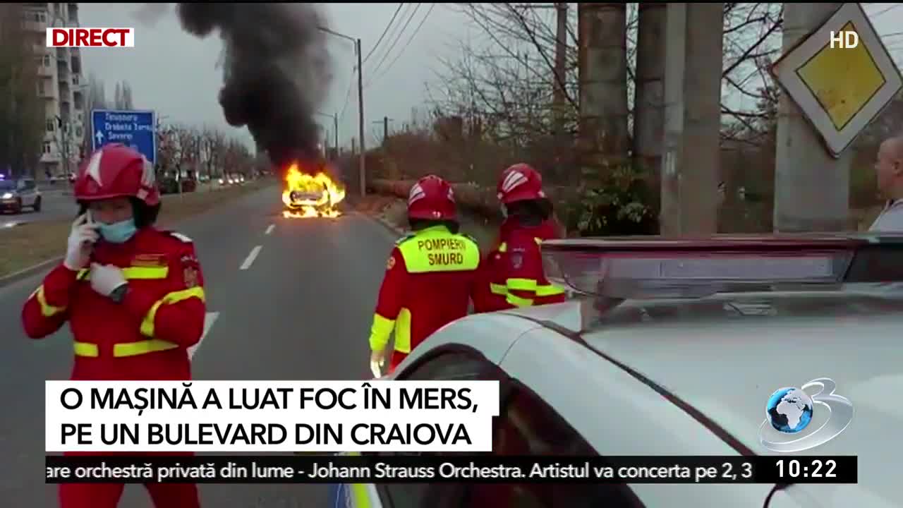 O mașină a luat foc în mers, pe un bulevard din Craiova