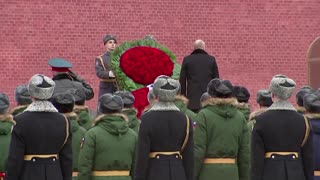 Putin lays wreath to honor armed forces