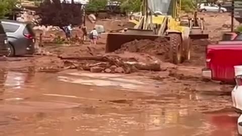 National Park Gets Flooded From Rain Water As People Run To Rescue Their Stranded Car