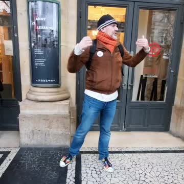 Cyrano de Gerberac en représentation impromptue devant la Comédie française. © Stéphanie de Gomorrha