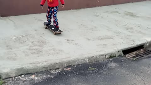 Criança dando o primeiro pulo de skate q alegria