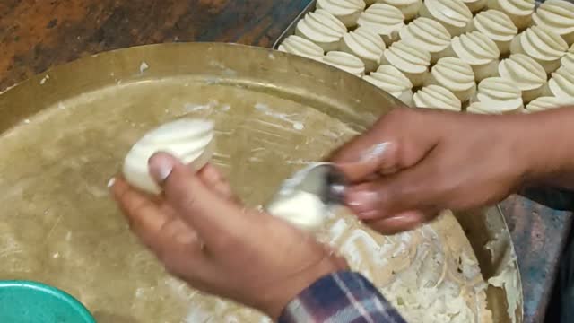 मिठाई के ऊपर क्रीम लगाना सीखें