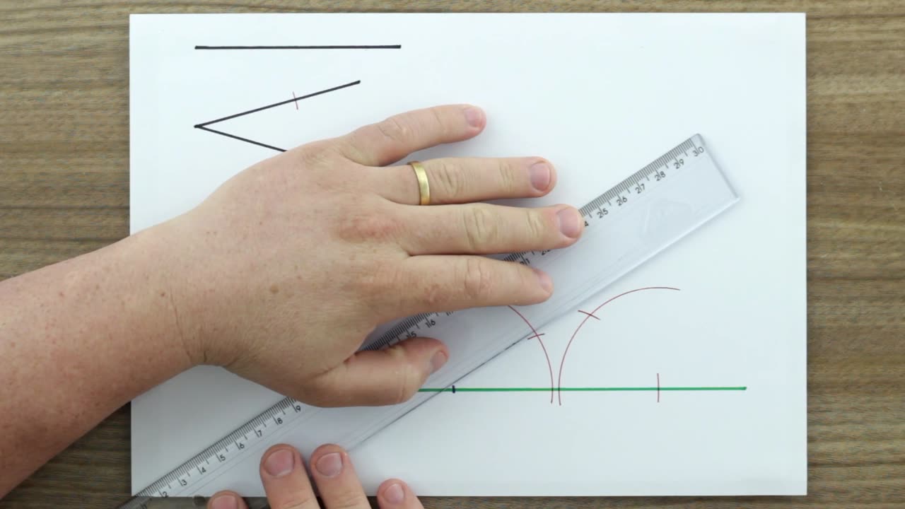 Construir um triângulo dadas as medidas de um lado e dos ângulos adjacentes ao lado.