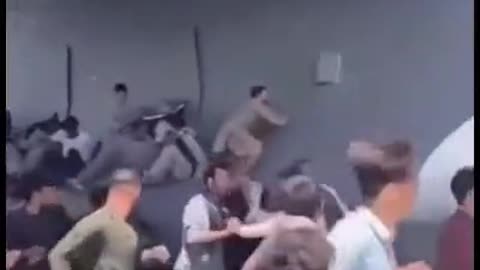 Shocking video of Clinging to US military plane