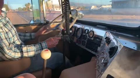 Ken Voss flat-headed old truck gallops the central plains