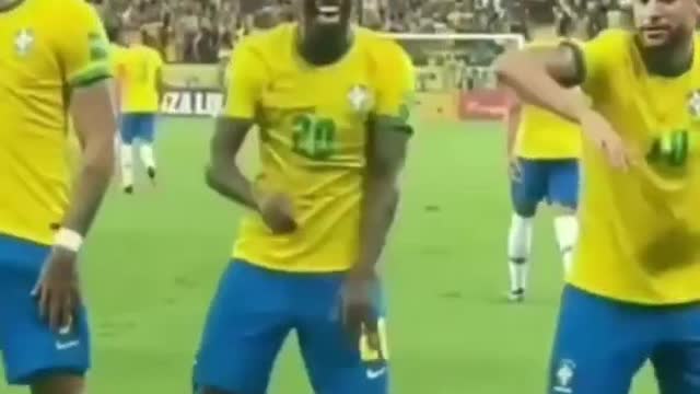 Neymar teaches Vinicius how to dance