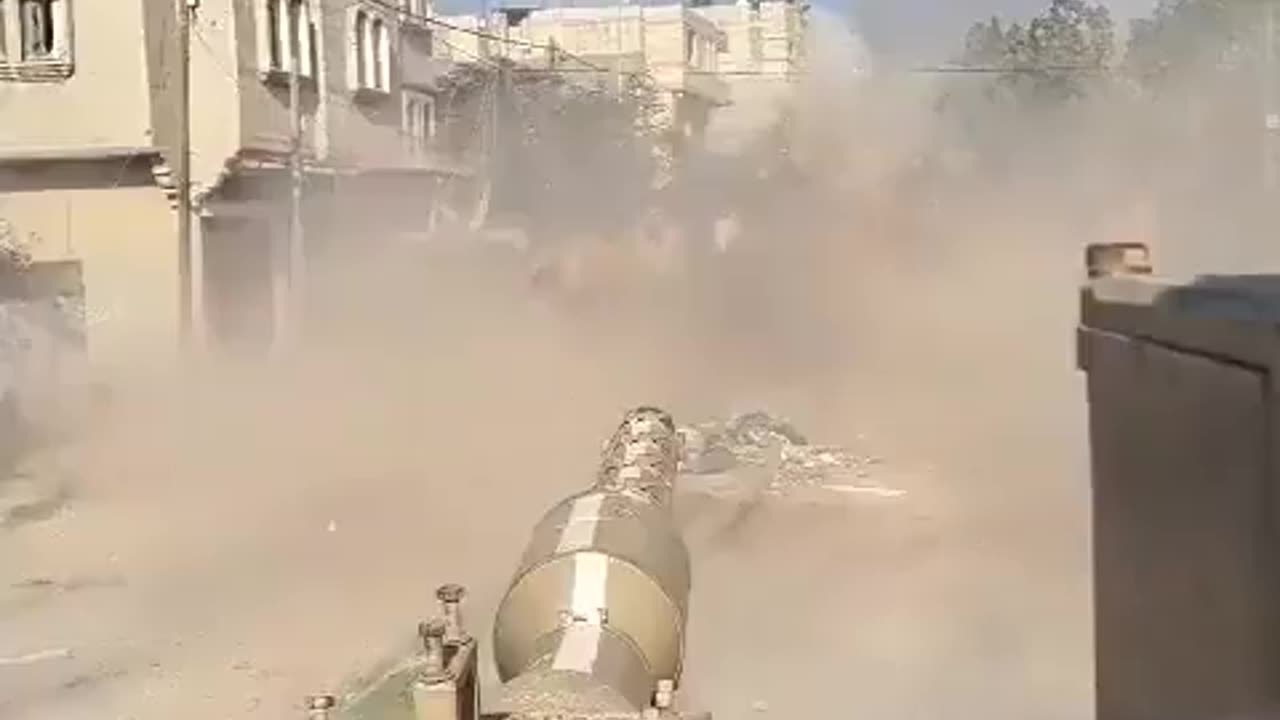 #جبهة_غزة دبابات جيش الاحتلال الإسرائيلي تستهدف المباني بشكل عشوائي.