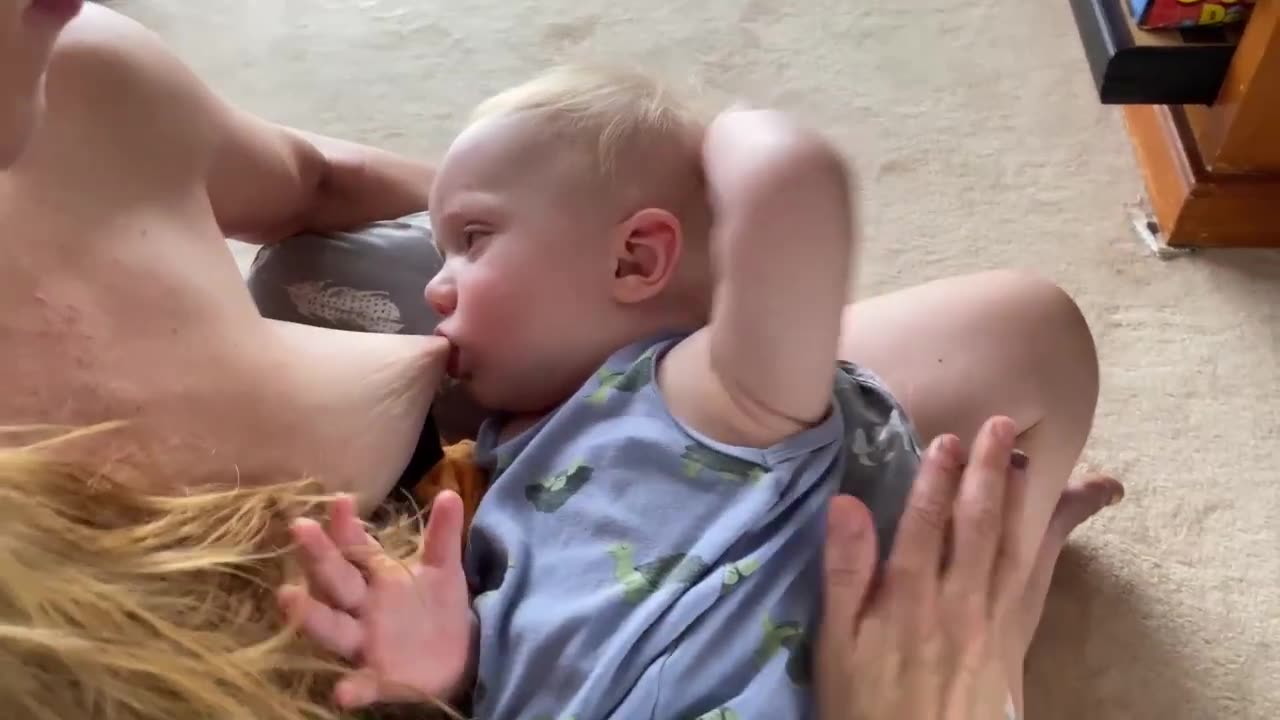 ACROBATIC BREASTFEEDING IN A TODDLER//