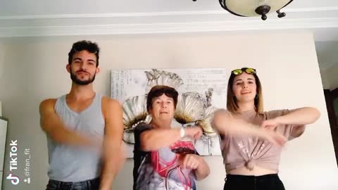 Ella la mejor 😎♥️ #tiktok #challenge #feliz #viral #music #sunglasses #abuela #sister #Love #home