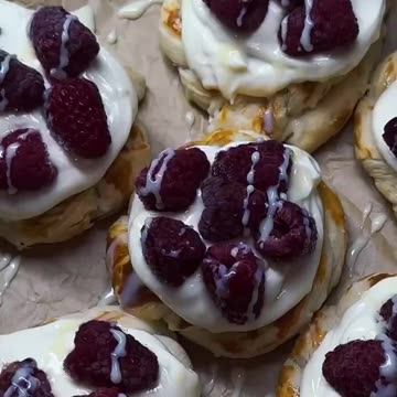 Raspberry and cream puffs