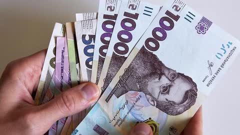 Ukrainian-migrants-in-another-country-will-be-able-to-exchange-hryvnias-for-euros---GLAVKOM