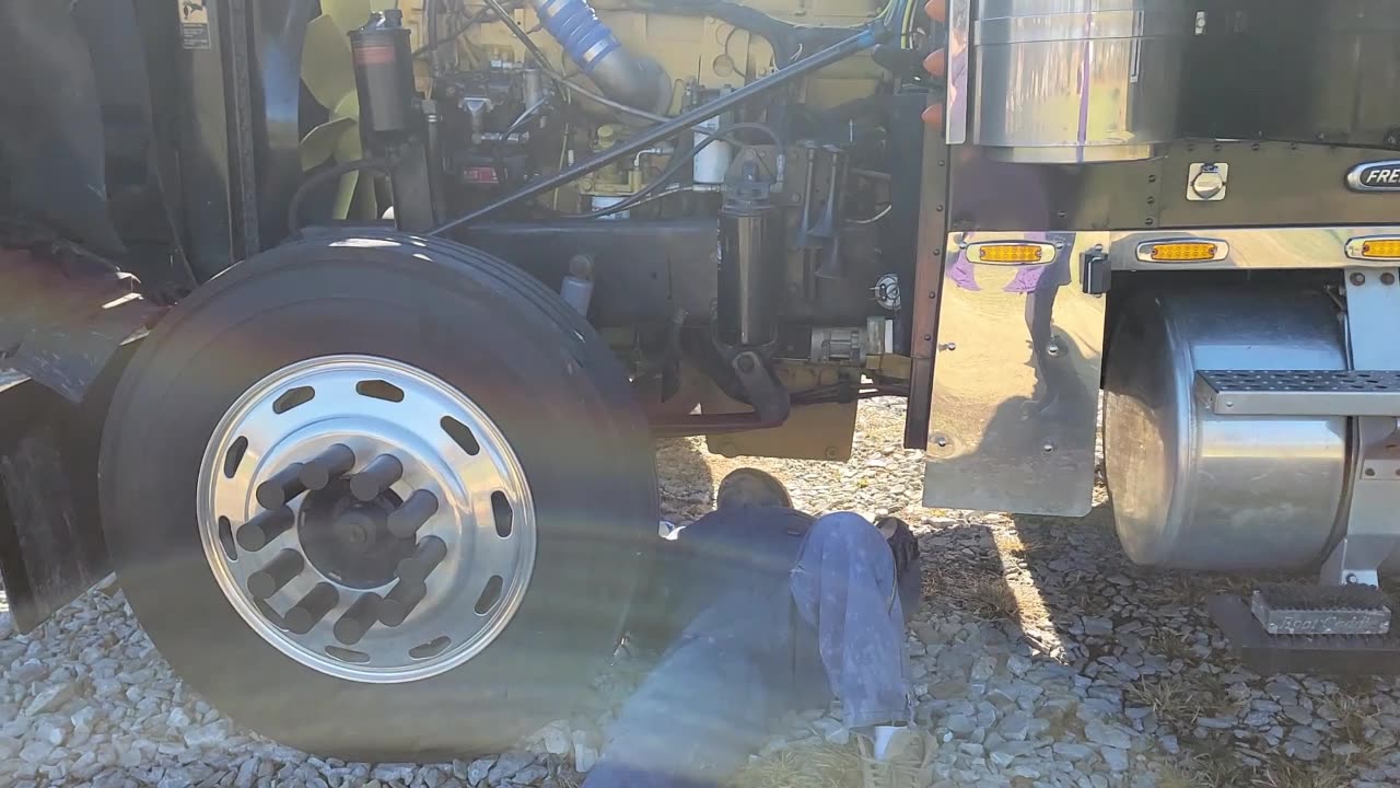 LOOKING FOR LEAKS on the CAT 3406 E MOTOR