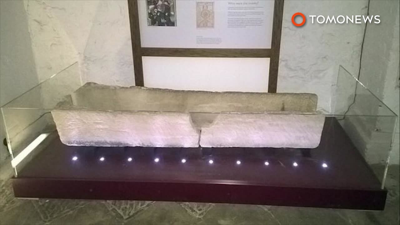 You idiot! Stupid tourists' photo op damages 800-year-old stone coffin - TomoNews