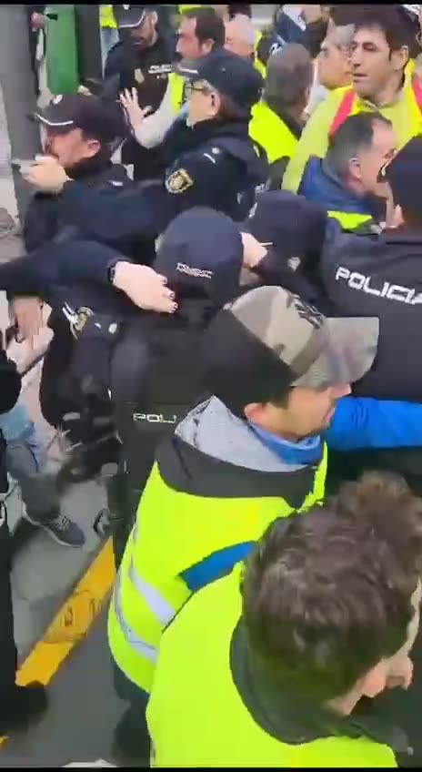 Spanish farmers get rid of the police from the protest in Logroño.