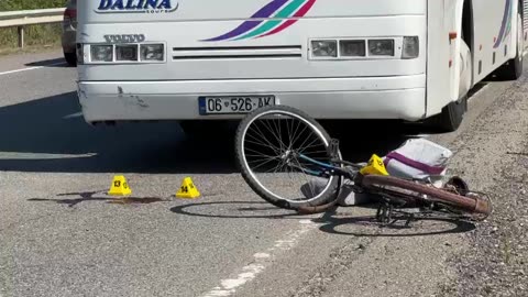 Aksident me vdekje në Rrugën e Kombit, autobusi merr para një person me biçikletë