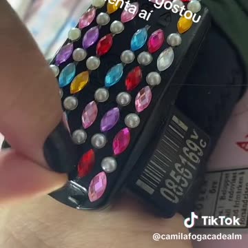 Mulher viraliza ao transformar tornozeleira eletrônica em 'obra de arte'