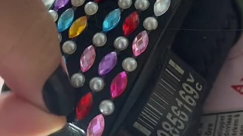 Mulher viraliza ao transformar tornozeleira eletrônica em 'obra de arte'