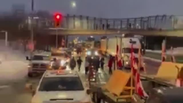 Ambassador Bridge Windsor/Detroit blocked by Freedom Convoy