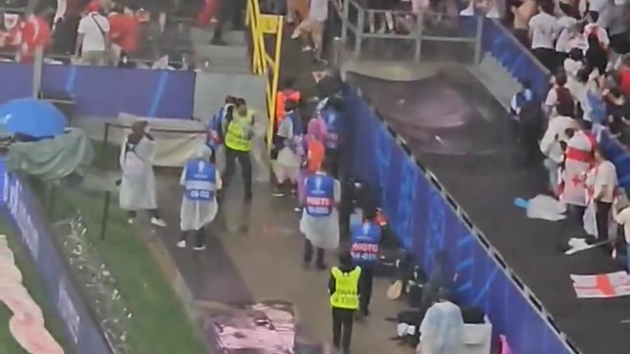 😳🥊 A fight erupted in the stadium between fans of Turkey and Georgia...