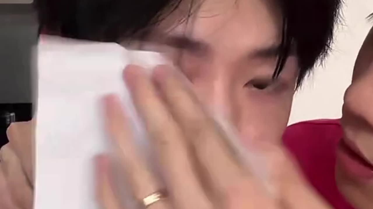 Chen Lv fell down while doing yoga