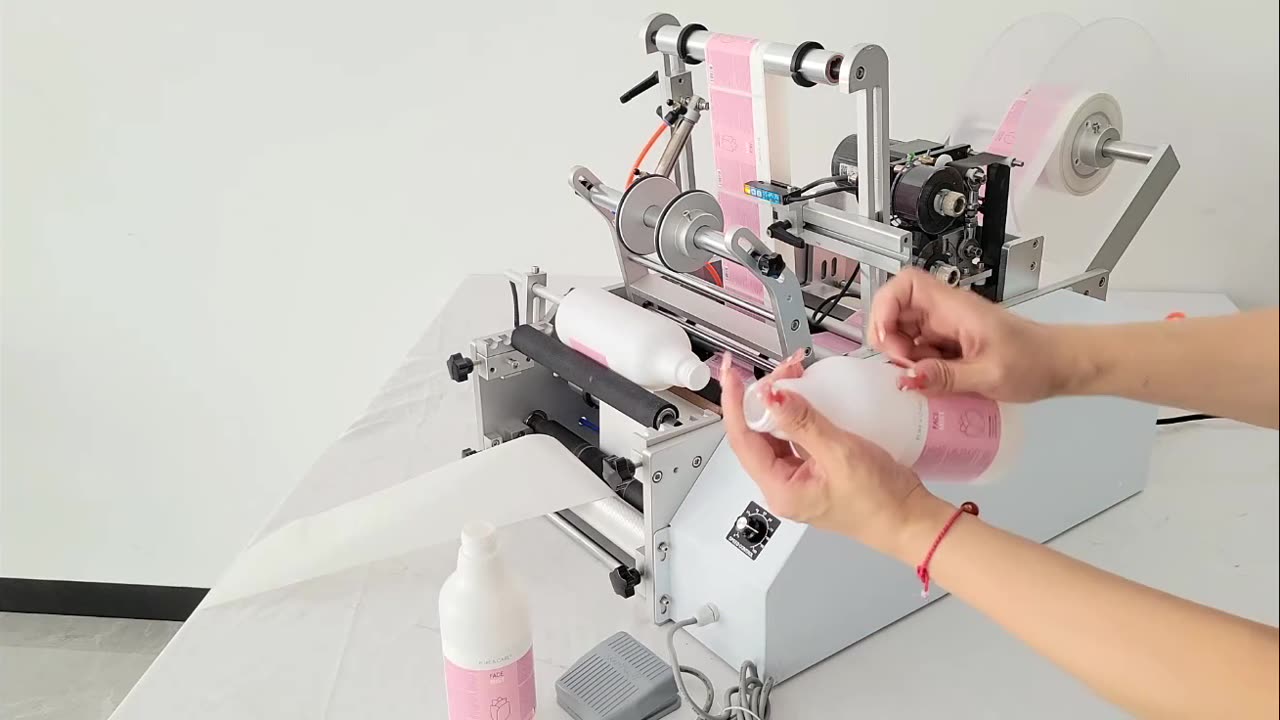 Semi-automatic labeling machine for bottle