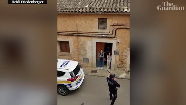 Spanish police sing to families during coronavirus lockdown in Mallorca